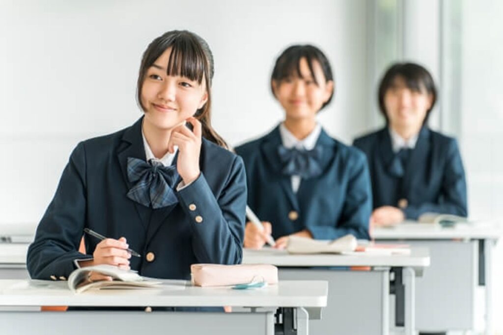 授業を受ける女子生徒