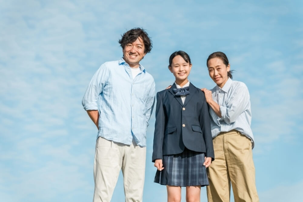 女子学生と父、母