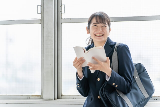 ノートを開いている女子生徒