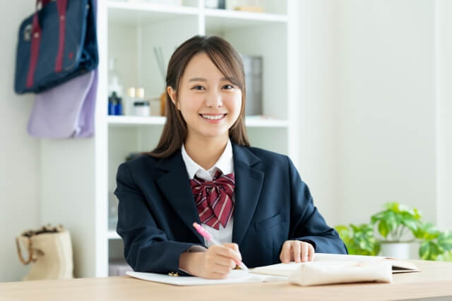 ほほ笑む女子生徒
