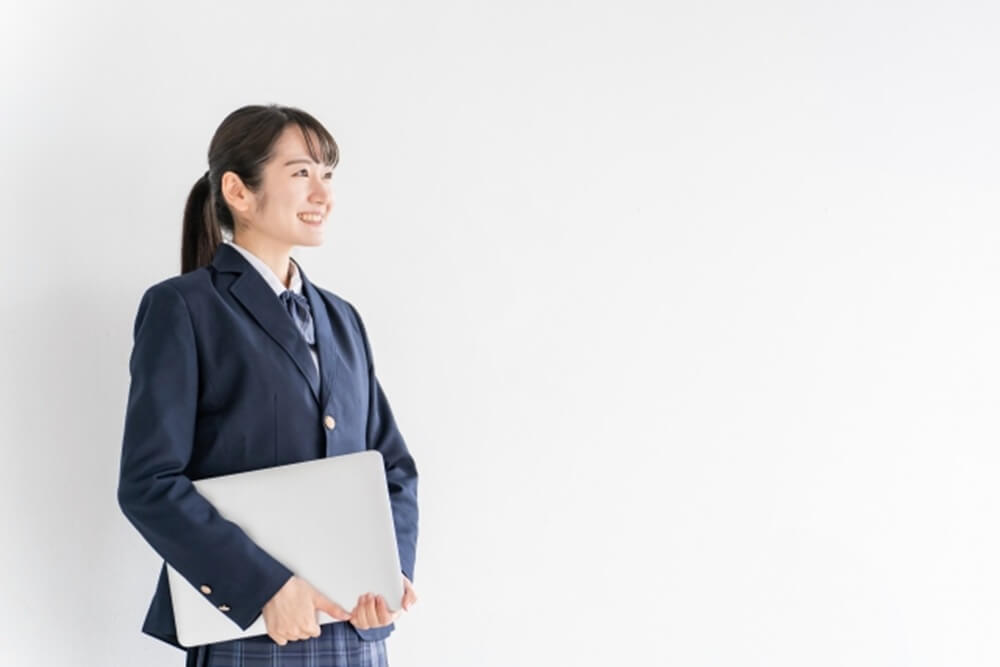 パソコンを持つ女子生徒