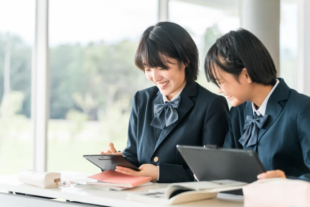 タブレットを操作する女子生徒