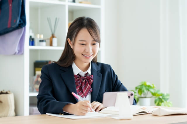 書き込む女子生徒