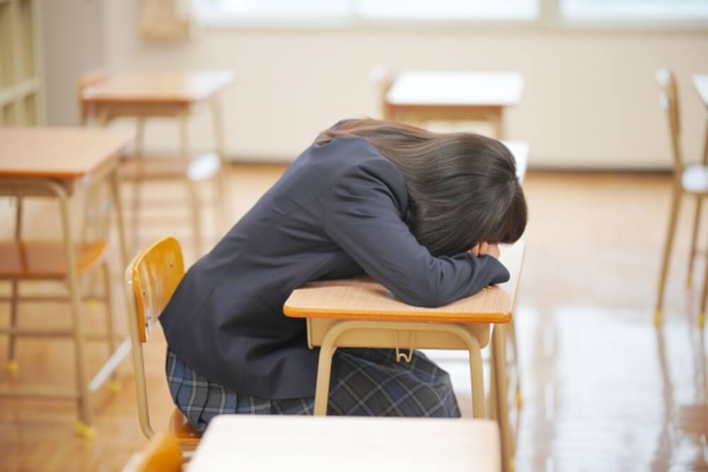 ふさぎこむ女子学生