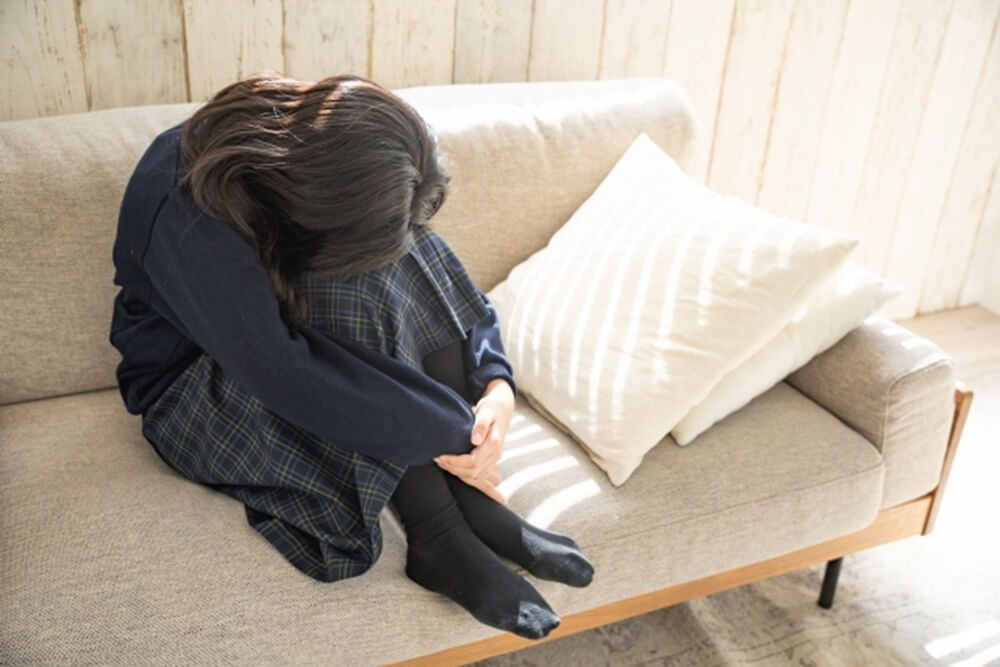 ふさぎこむ女子学生