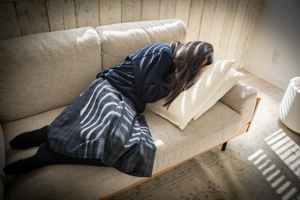 ふさぎこむ女子学生